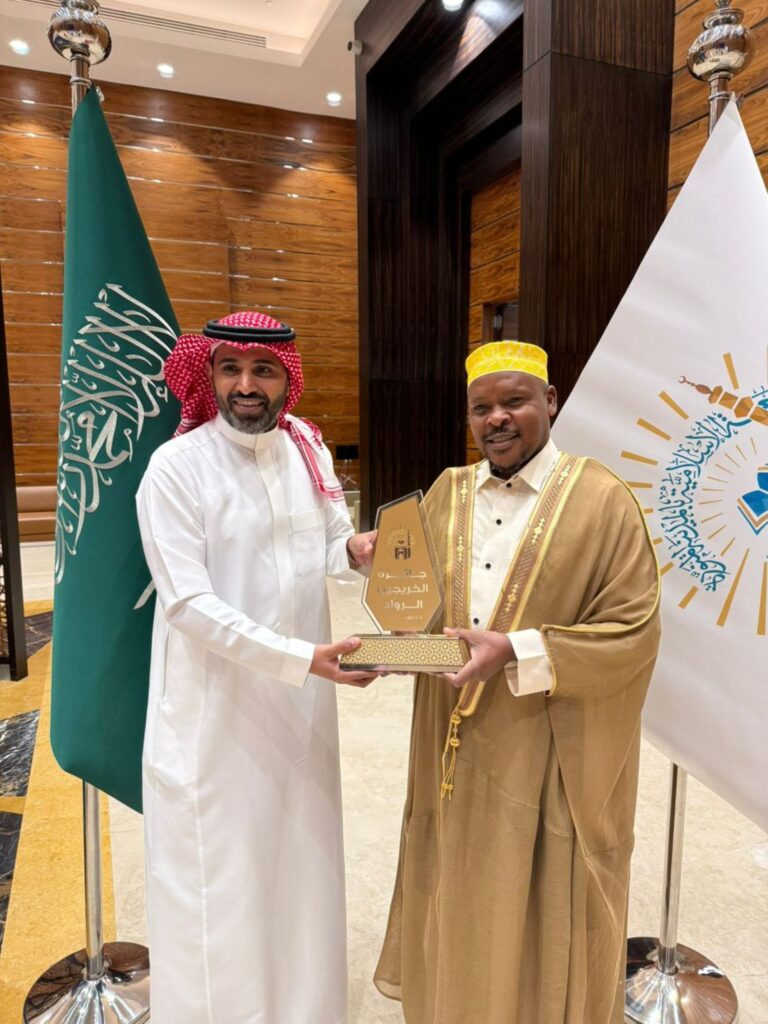 H.E. DR. HASSAN ALNAJRAN ADVISER TO THE PRESIDENT OF THE MADINAH UNIVERSITY PRESENTS THE AWARD TO DR SSEMUDDU
